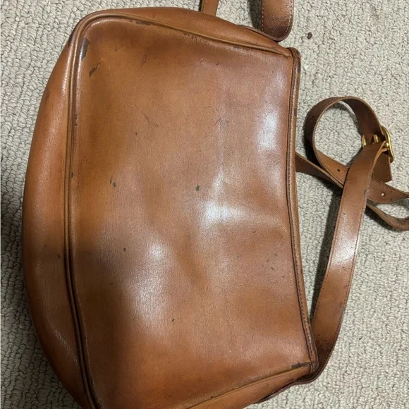 Longchamp Classic Brown Leather Shoulder Bag with Gold Accent - Picture 2 of 13